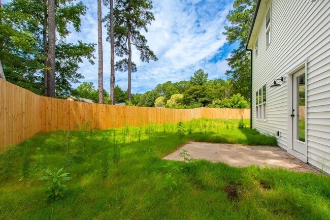 Building Photo - Nearly New 3 Bedroom home minutes to downt...