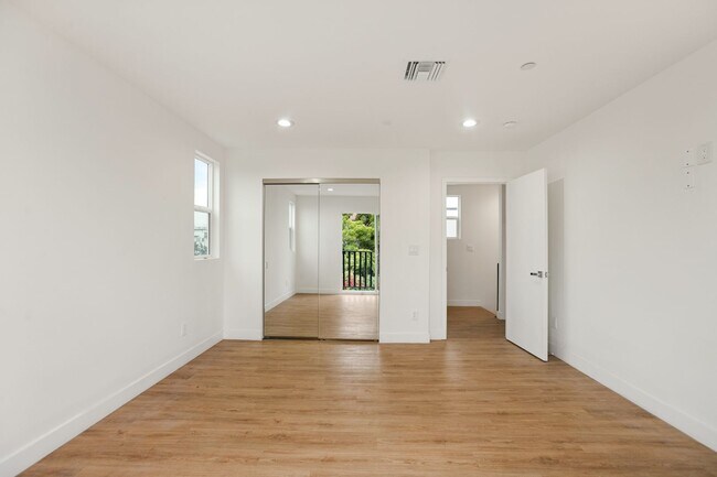 Building Photo - 4232 Rosewood Ave