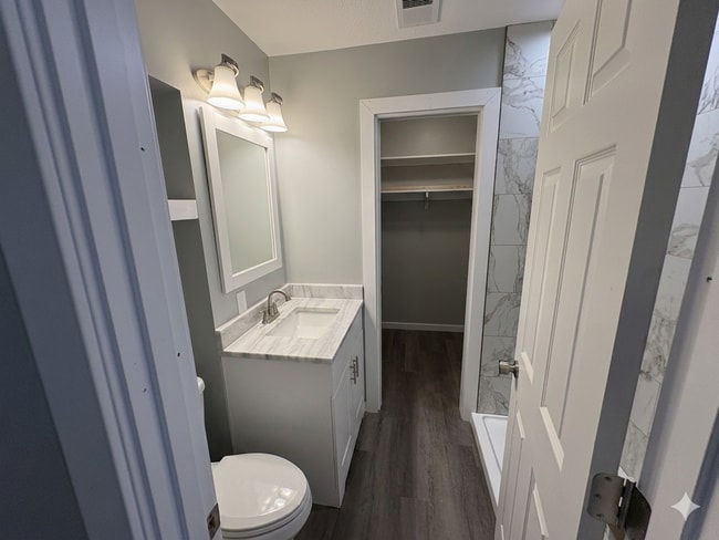 Building Photo - Newly Renovated 1 Bed Unit in Central MHK!