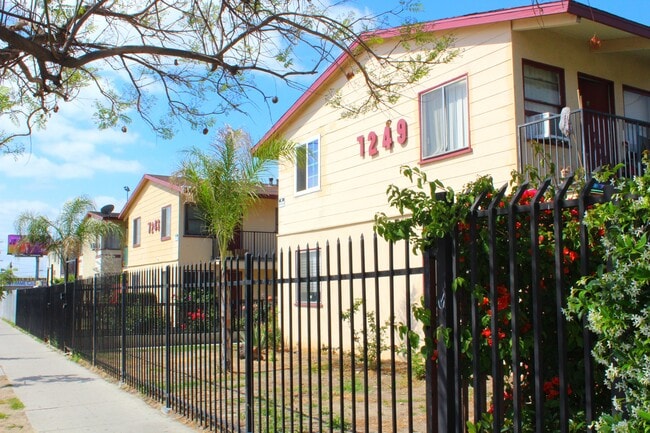 Building Photo - 7243 Vineland Apts