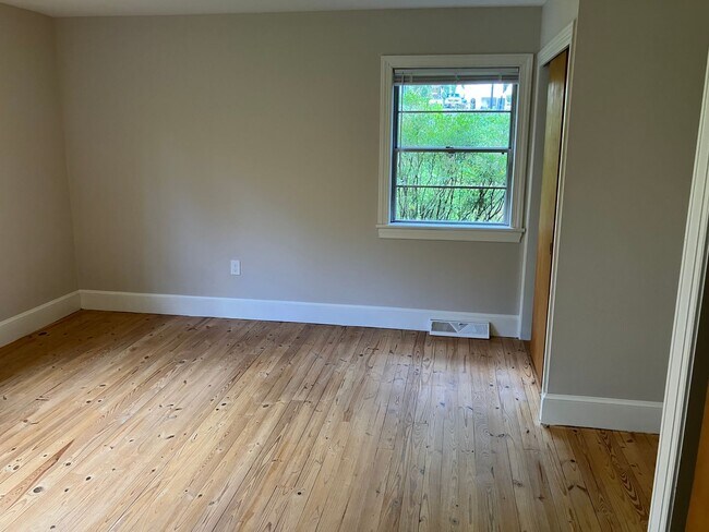Building Photo - PENDING: 3 BR/3 BA Home with Large Yard