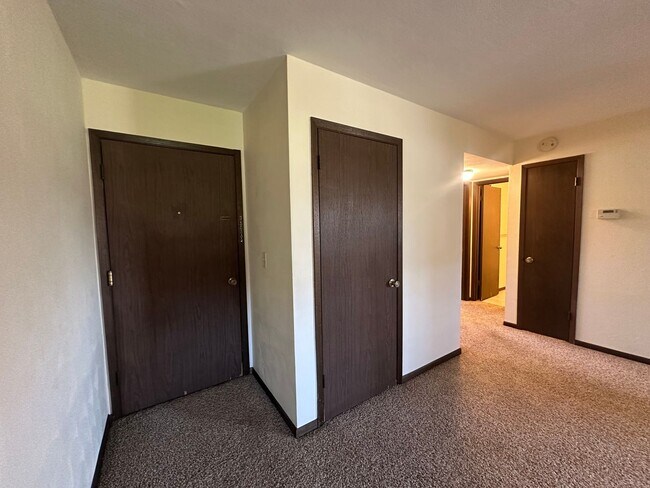 Building Photo - 2 Bedroom/1 Bath Apartment For Rent