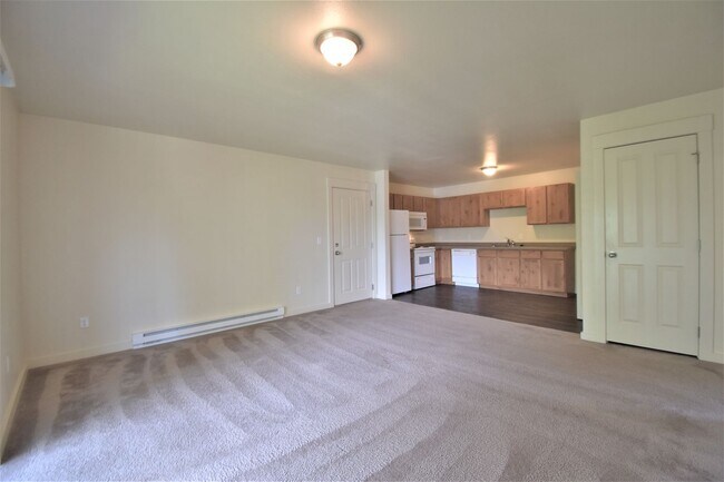 Building Photo - Top Floor 2Bed 1Bath apartment! Close to M...