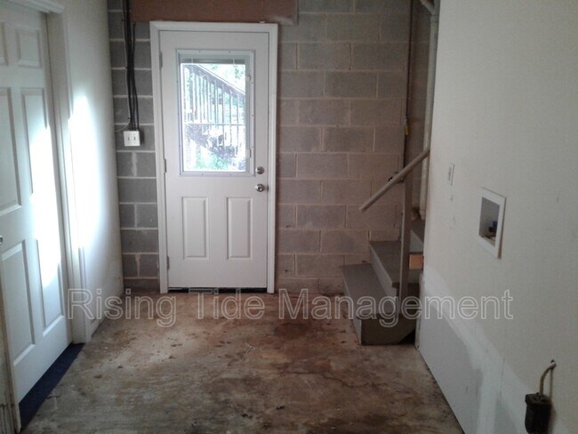 Building Photo - 1001 Christopher Dr