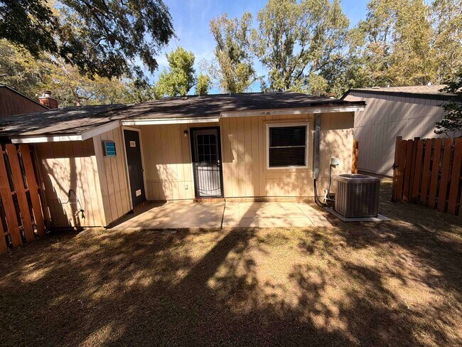 Building Photo - 2231 Treeo Ln