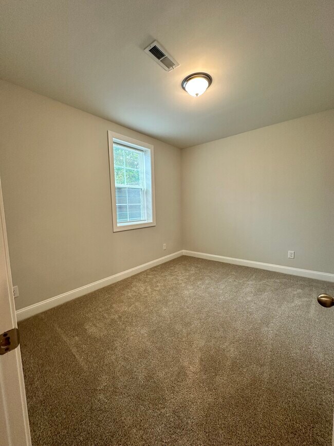 Level 1 bedroom - 579 Forestville Rd