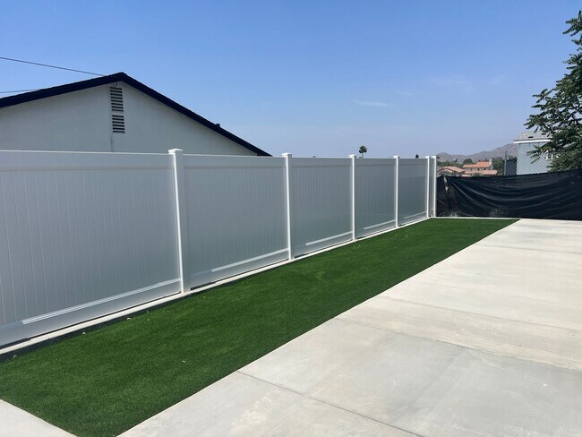 Building Photo - Brand New Detached 3 Bed/2 Bath Home-Central AC +In-Unit Laundry-Riverside