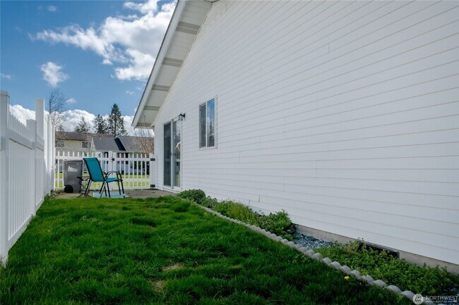 Building Photo - APPROVED APPLICATION - Charming 2 bedroom,...