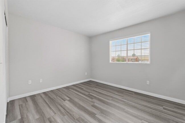 Building Photo - 2 Bedroom, 2 Bath Condo Near Nellis Air Fo...