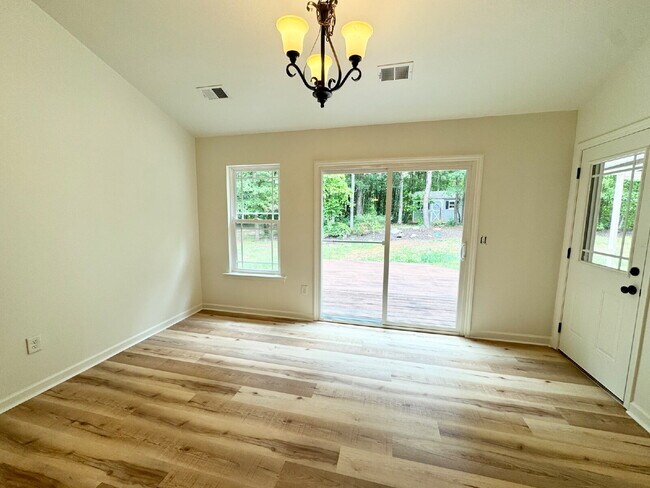 Building Photo - 3 Bedroom, 2 Bath w/ Immediate Availability in Walhalla