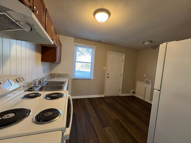 Building Photo - Cute 2 bedroom 1 bath duplex that is centrally located. Close to area bases, shopping and restaur...