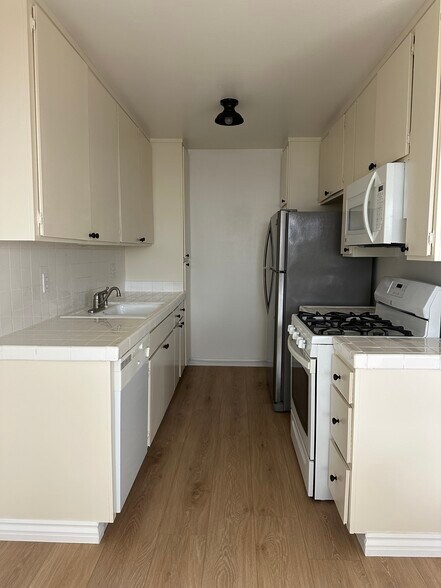 Kitchen - 1325 Wellesley Ave