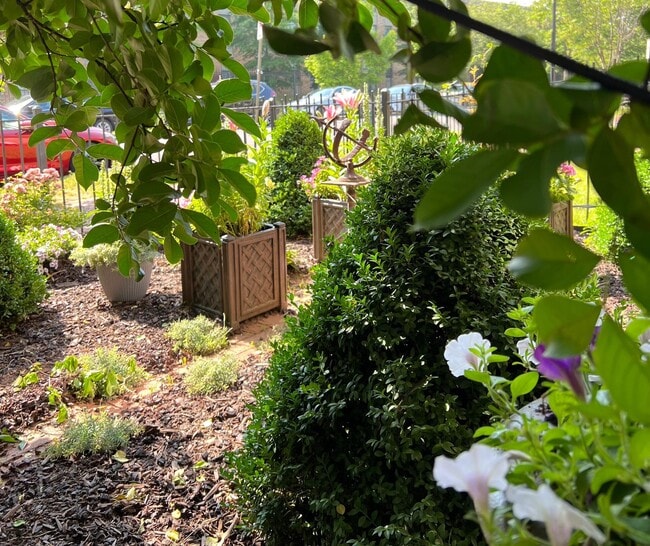 Building Photo - 721 12th St SE