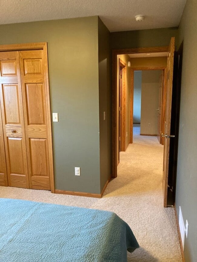 Building Photo - 4 Bedroom Twin Home