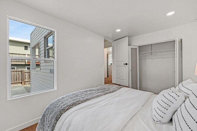 Building Photo - 4730 Melrose Ave