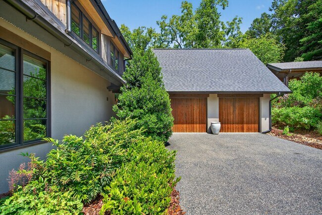 Building Photo - Stunning Luxury Home in the Village of Che...