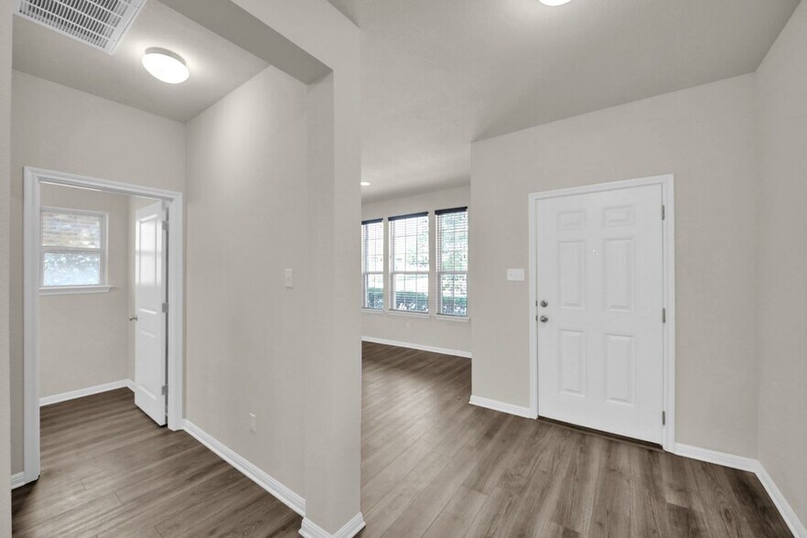 Building Photo - 1829 Leander Dr