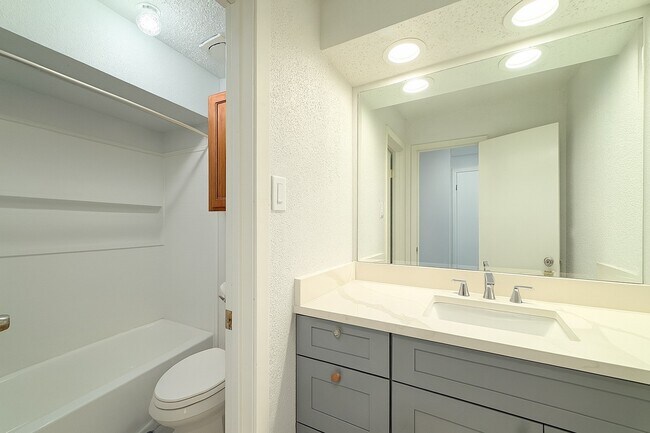 Building Photo - 11135 Bellspring Dr