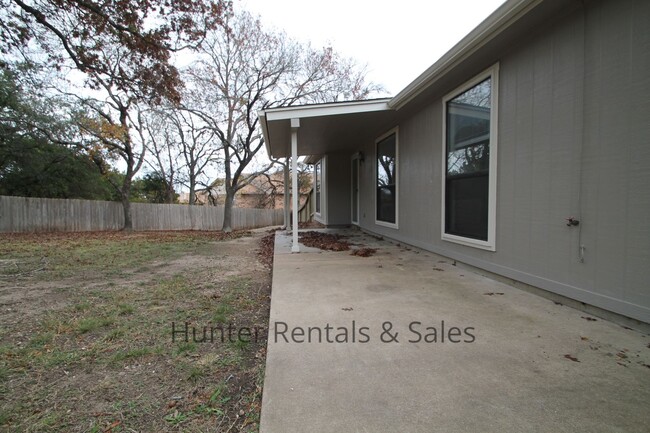 Building Photo - Beautiful Cul-De-Sac Location With Oak Trees