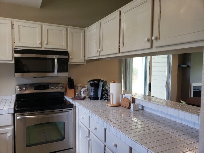 Building Photo - Beautiful Fully Furnished Condo