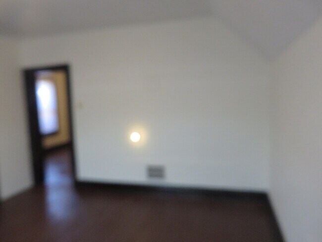 Building Photo - Large Three Bedroom, 1.5 Bathroom Home hal...