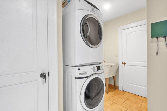 Building Photo - 17 Moorings Ln