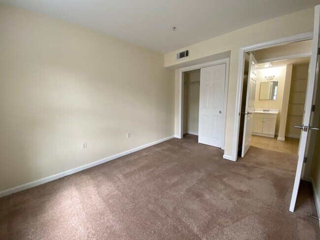 Building Photo - 10 Sentinel Court