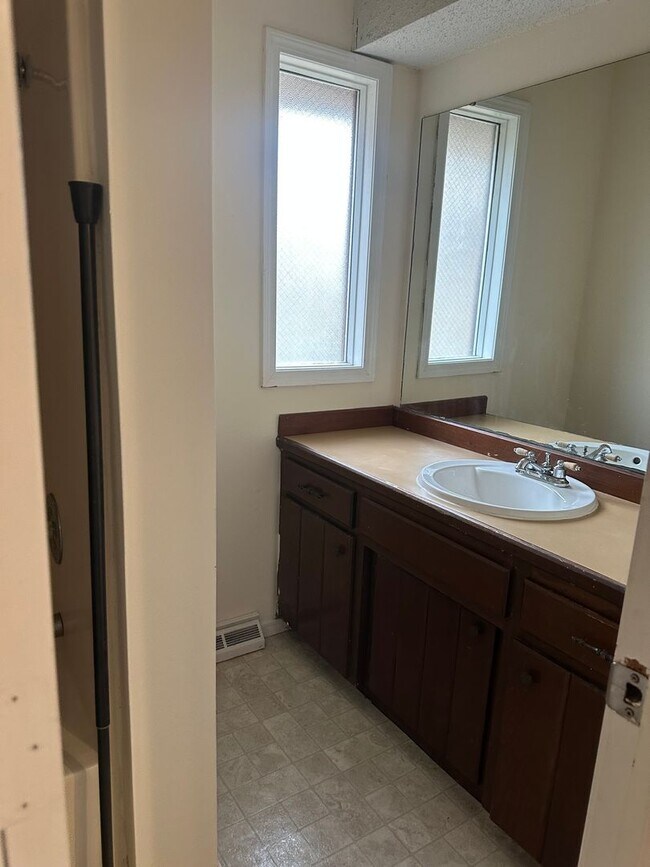 Building Photo - Great 3 bed bath home in SW Springfield