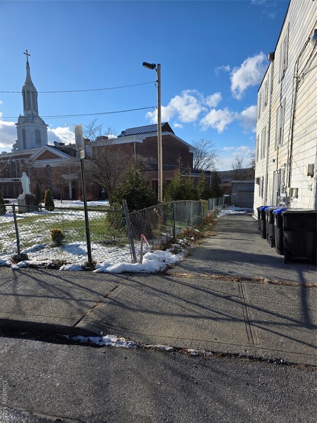 Building Photo - 18 Davis St