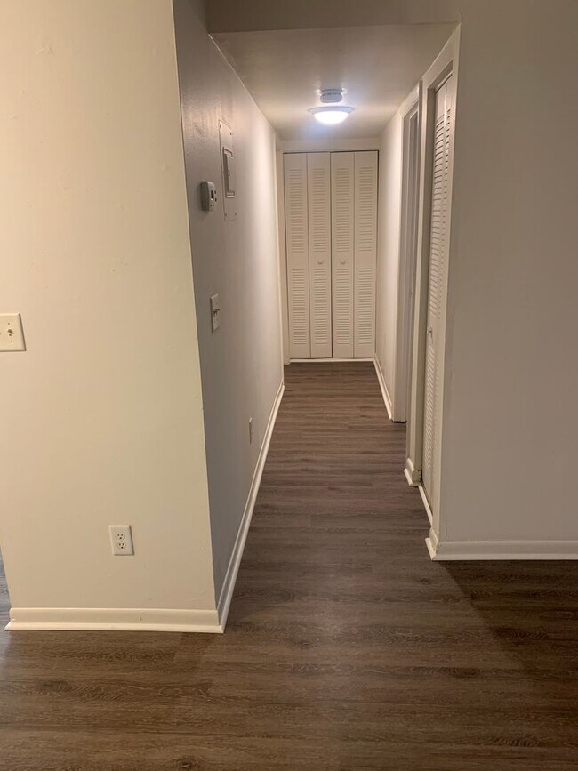 Building Photo - 1 Bedroom 1Bath Condo Available with Water