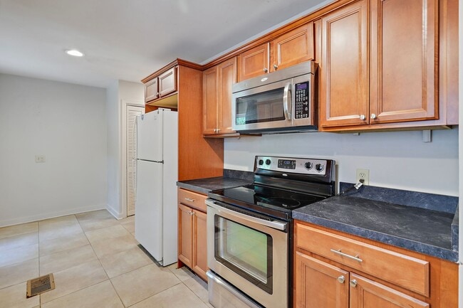 Building Photo - 3 bedroom, 2 bathroom in Northeast Jackson!