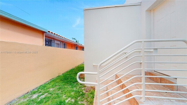 Building Photo - 2915 SW 24 St