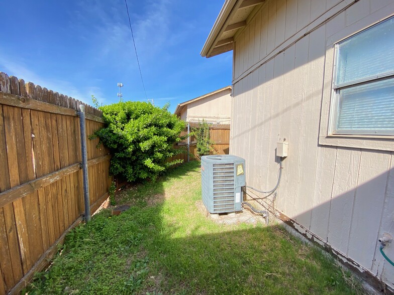 Building Photo - 9630 Hefner Village Blvd