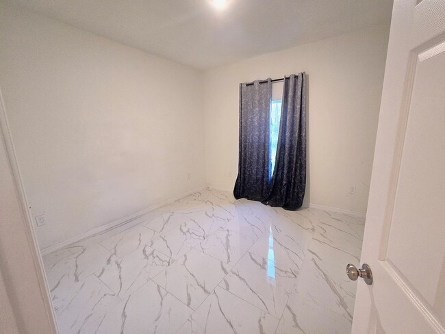 Building Photo - Cute and Cozy 2/1 Single family home