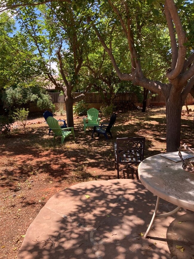 Building Photo - Lovely West Sedona home with large fenced ...
