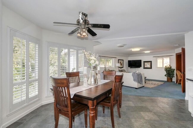 Building Photo - Stunning Central Davis Home