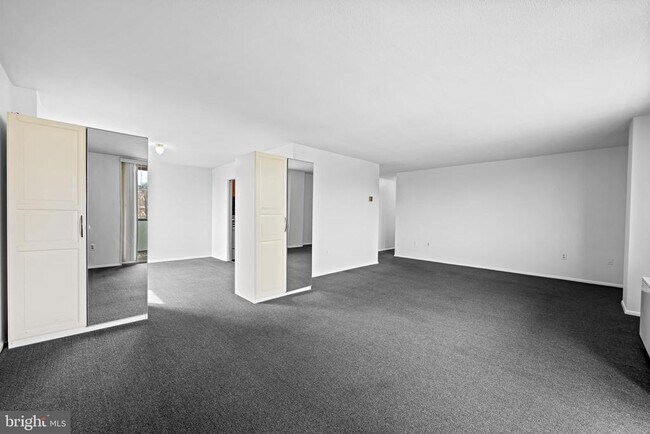 Building Photo - 1 E University Pkwy
