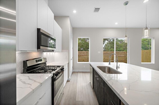 Building Photo - 2304 Hoskins Dr