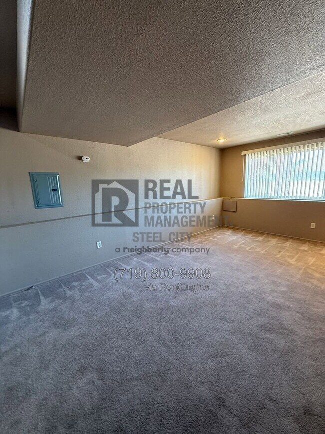 Building Photo - 996 S Palomar Dr