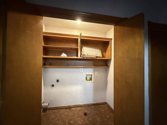 Building Photo - 2202 Crestwood Dr