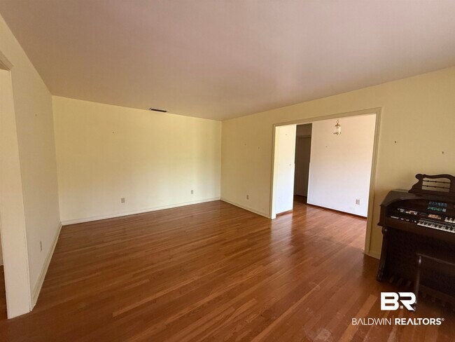 Building Photo - 110 Patrician Dr N