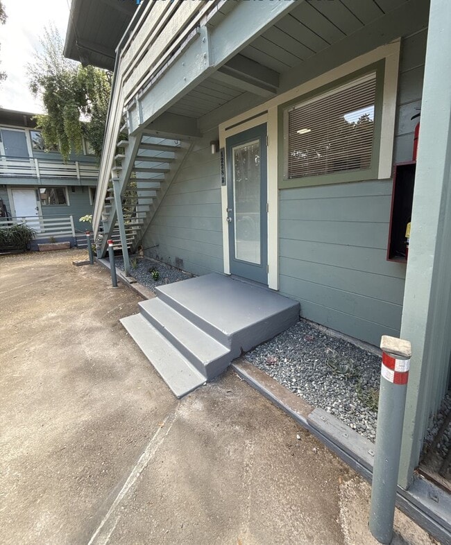 Building Photo - Updated ground-floor 1-bed 1-bath garden apartment in a gated property near N Berkeley BART