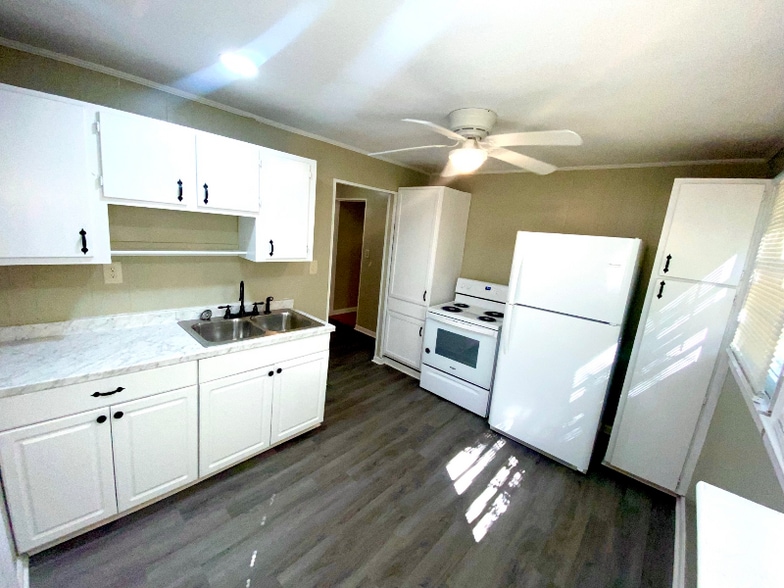 Building Photo - 717 Cornelia Dr