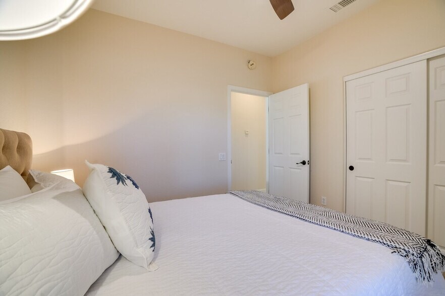 Building Photo - 15992 W Indigo Ln