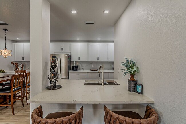 Building Photo - Fully Remodeled 2-Bedroom Condo at the Scottsdale Racquet Club!