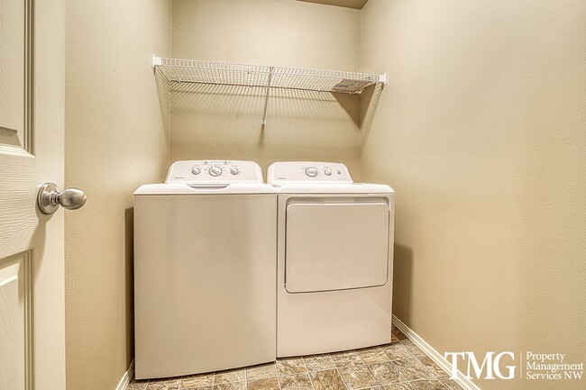 Building Photo - Gorgeous 4-bedroom Townhome with garage and washer / dryer in unit.