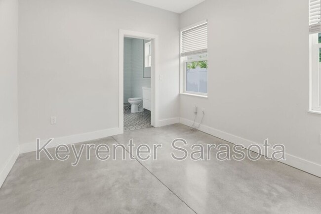 Building Photo - 2066 Roselawn St