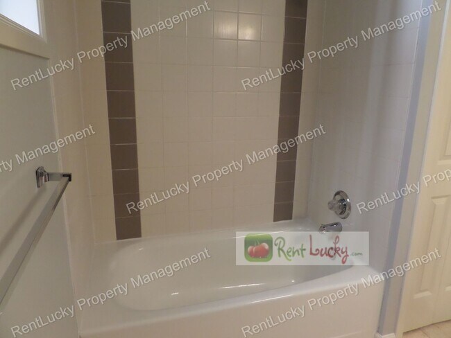 Building Photo - GORGEOUS & LARGE 1-Bedroom Unit w/Office N...