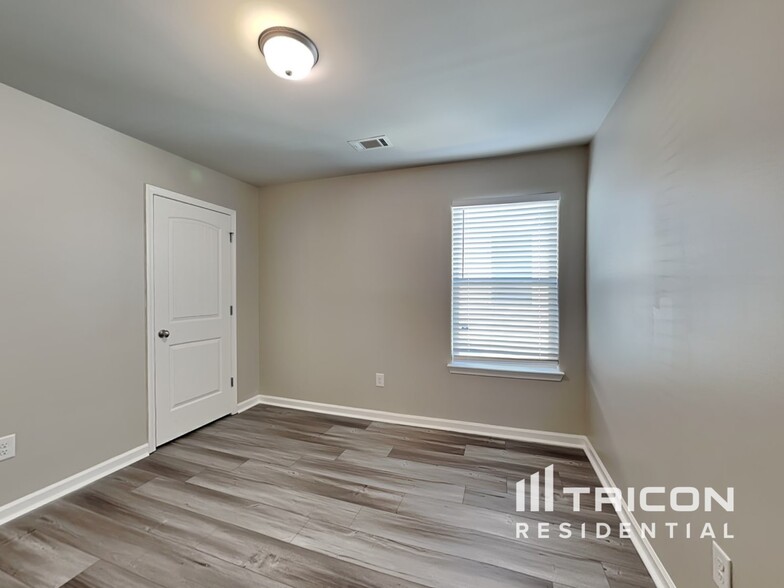 Building Photo - 204 Leland Ln