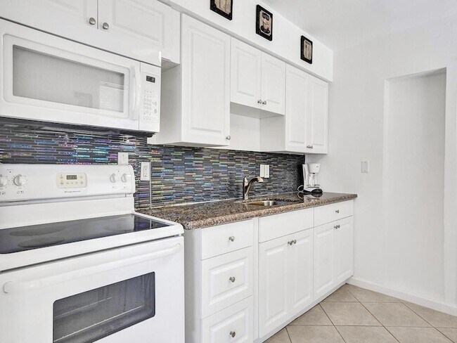 Building Photo - 4422 Sea Grape Dr